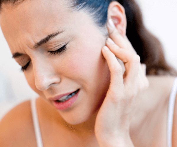 Skin sensitivity and migraine woman
